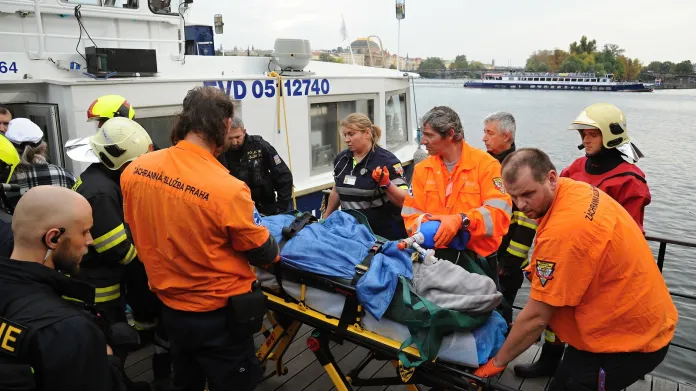 Zásah záchranářů kvůli muži ve Vltavě