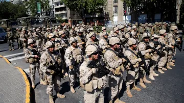 Chilští vojáci se připravují na zákrok během pouličních protestů