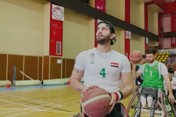 Při bombovém útoku přišel irácký fotbalista o nohu. Naději našel v paralympijském basketbalu