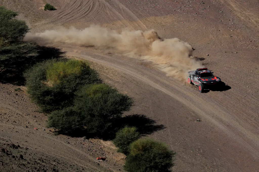 Jelikož většina úseků vede těžkým terénem, používají se speciálně upravené terénní speciály