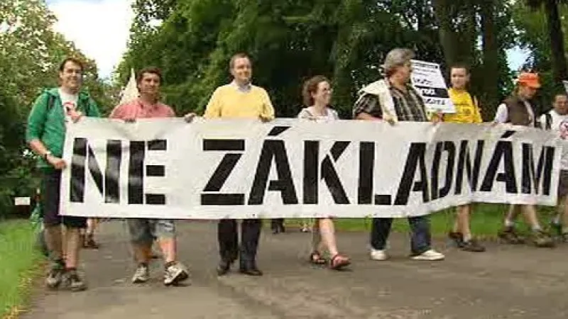 Iniciativa Ne základnám protestuje proti radaru v Brdech.