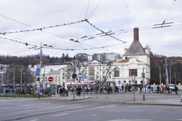 Kvůli opravám na Mendlově náměstí v Brně se tvořily kolony. MHD nabírala i půlhodinová zpoždění