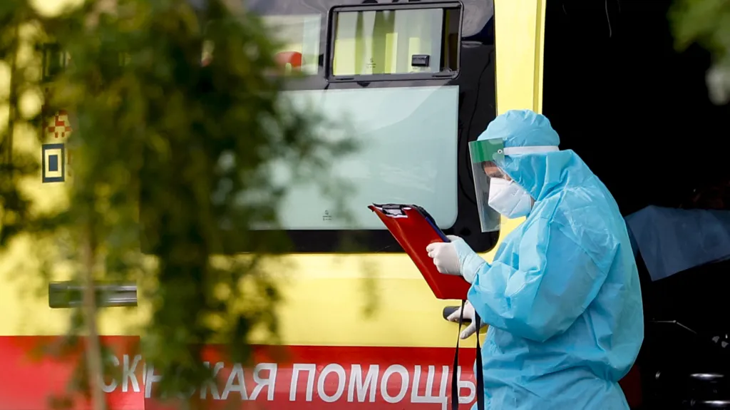Zdravotničtí pracovníci na cestě za pacienty s covidem v Moskvě