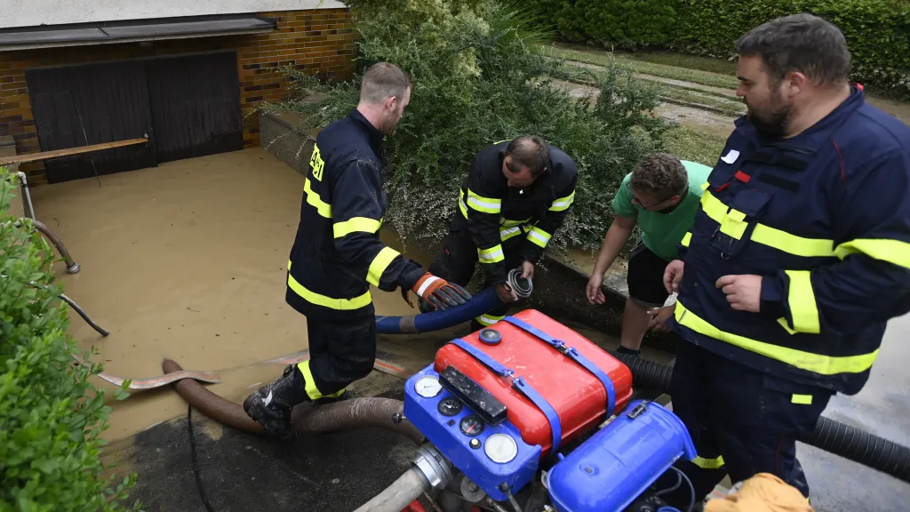 Hasiči odčerpávají vodu z domu zaplaveného po bouřce se silným deštěm v Sazovicích ve Zlínském kraji