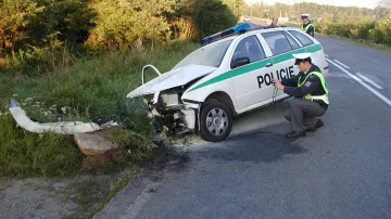 Havarované policejní vozidlo