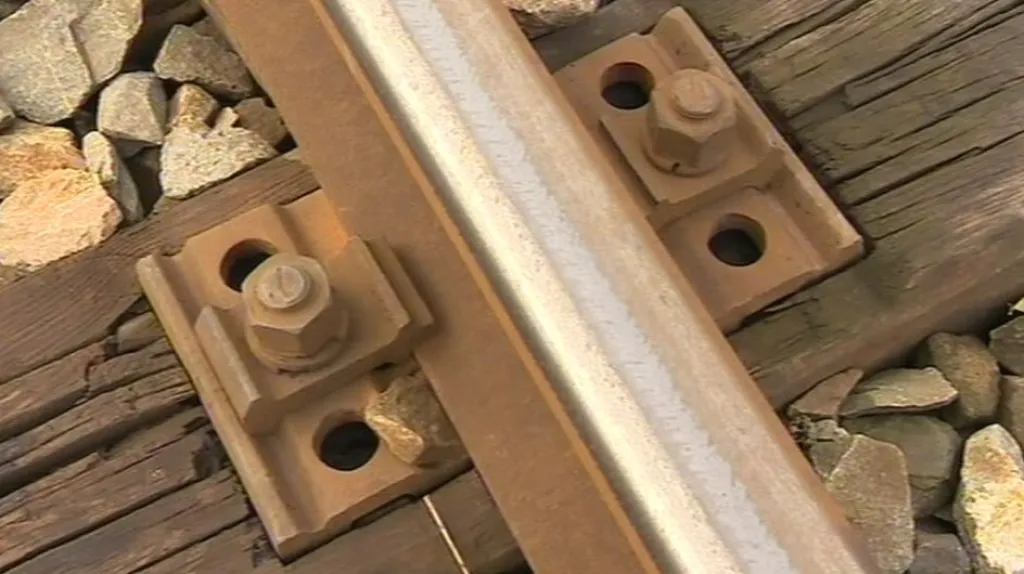 Zloděj sebral šrouby na železnici