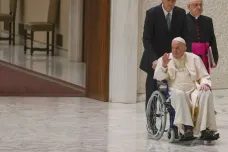 Papež František je upoután na invalidní vozík. Své povinnosti ale hodlá plnit dál