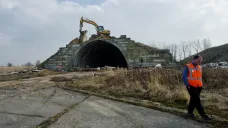 Bourání hangáru v bývalém vojenském prostoru v Milovicích, únor 2014