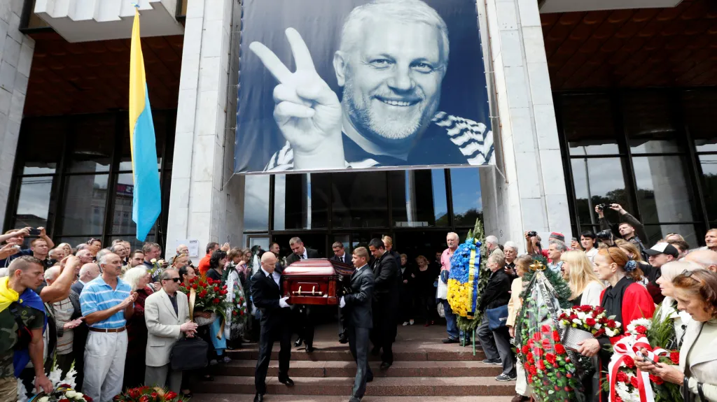 Poslední rozloučení se zabitým novinářem Pavlem Šeremetem