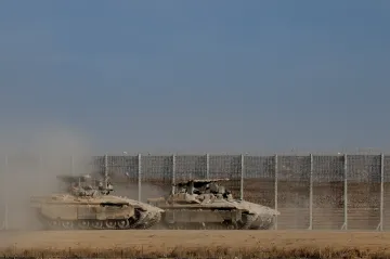 Izrael zahájil stahování z části Gazy, podle premiéra v Pásmu vojáci zůstanou