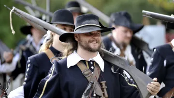 Švédský mušketýr nastupuje s vojskem k bitevní ukázce