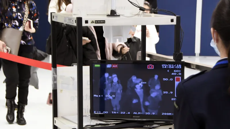 Kontroly na letištích kvůli záhadné nemoci