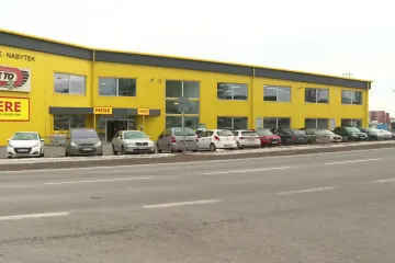Reportéři ČT: Sankcionovaní ruští oligarchové otevřeli v Česku další supermarket