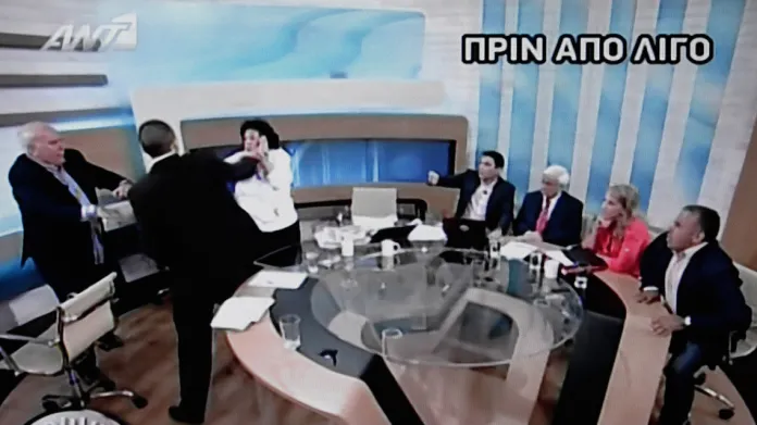 Rvačka při řecké televizní debatě