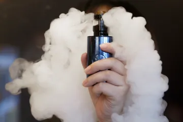 Kuřáků ubývá, počet vapujících je ale alarmující, varuje WHO