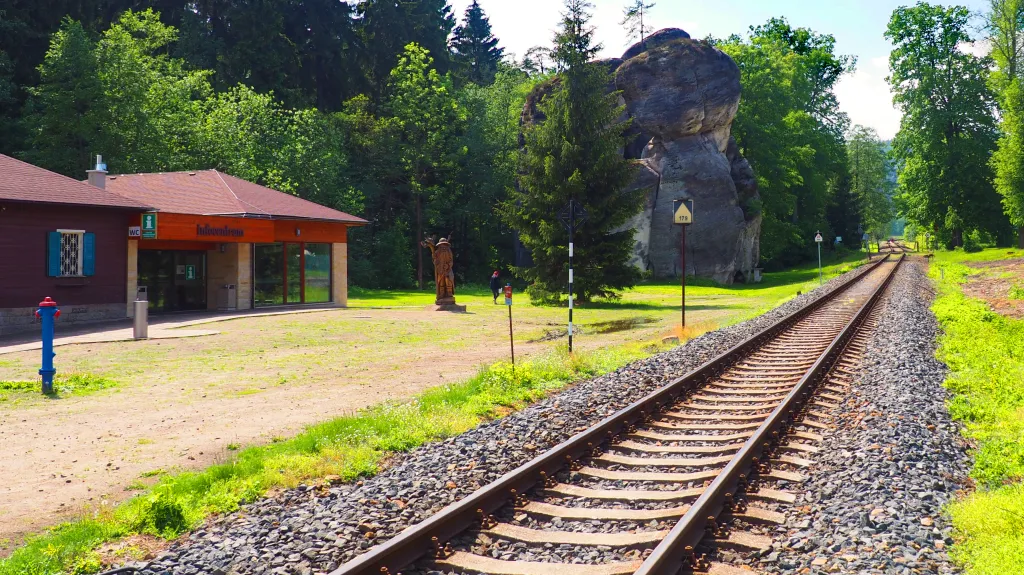 Železnice je v Adršpachu blíže od vstupu do skalního města než parkoviště