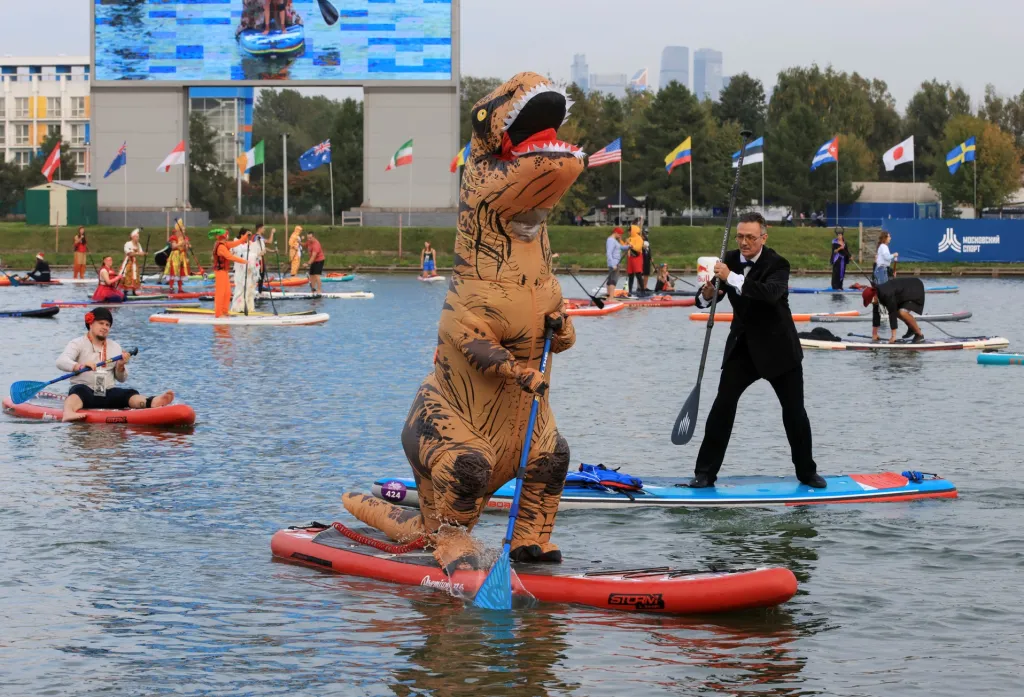 V Rusku si paddleboardy získávají stále více příznivců. K Petrohradu se po několika ročnících přidala i Moskva a fanoušcí tohoto vodního sportu uspořádali v ruské metropoli Open Water SUP Fest 2021. Jde o setkání, během kterého se paddleboardisti setkávají na řece oblečení do různých kostýmů a masek