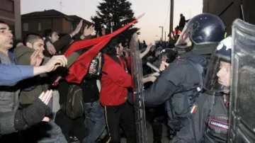 Demonstrace za odstoupení Berlusconiho