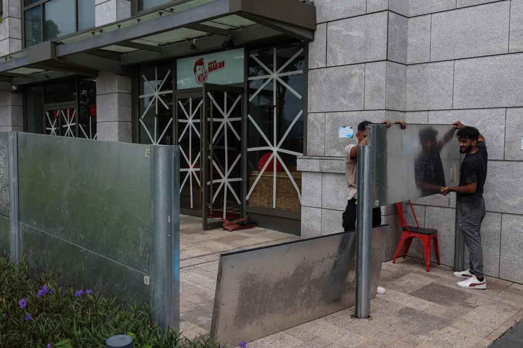 Technici v Hongkongu instalují vodotěsné ocelové desky