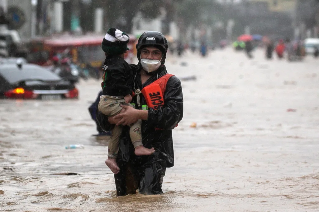 Tajfun Vamco zasáhl Filipíny. Nevyhnul se ani hlavnímu městu Manila