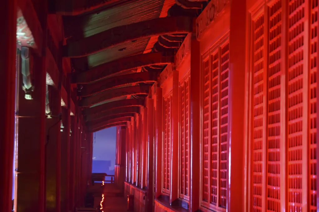 Venkovní ochozy Palácového muzea v Pekingu v průběhu nočních návštěvních hodin během Latern festivalu 2019
