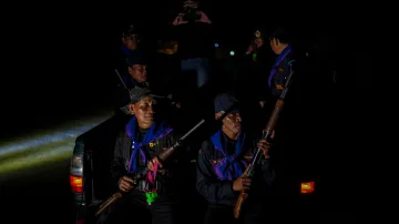 Dobrovolníci hlídají vesnici v thajské provincii Buriram během střetů mezi Thajskem a Kambodžou