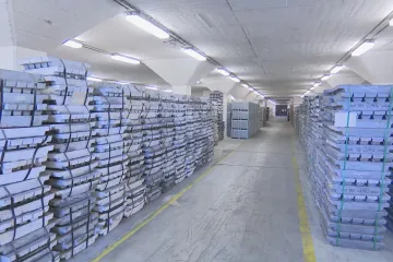 Stát se zatím nebude zbavovat strategických kovů z hmotných rezerv