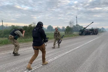 Trosky houfnice Caesar, kterou zničil ruský dron. Reportáž ČT z blízkosti fronty v Charkovské oblasti