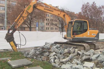 Z náměstí Interbrigády mizí připomínka Koněva. Podstavec rozebírají dělníci