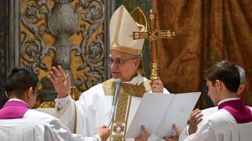 Papež Lev XIV. slouží mši v Sixtinské kapli ve Vatikánu