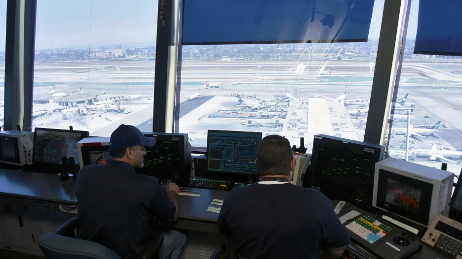 Letoví dispečeři v řídící věži letiště v Los Angeles