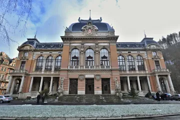 Císařské lázně v Karlových Varech město nechce, na opravu ale přispěje