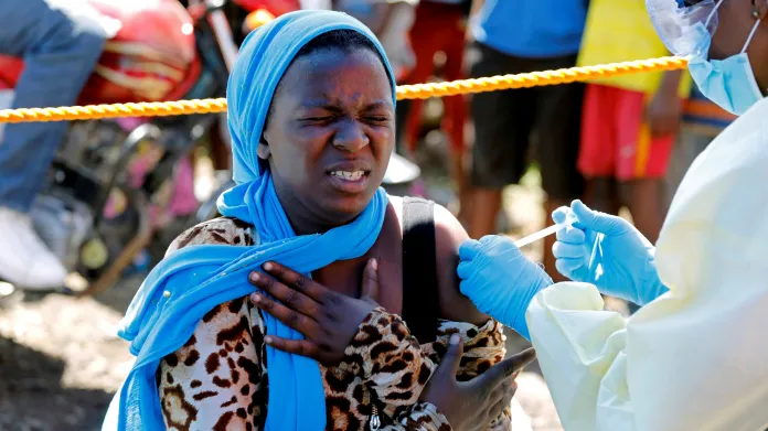Žena se v konžské Gomě nechává očkovat proti ebole