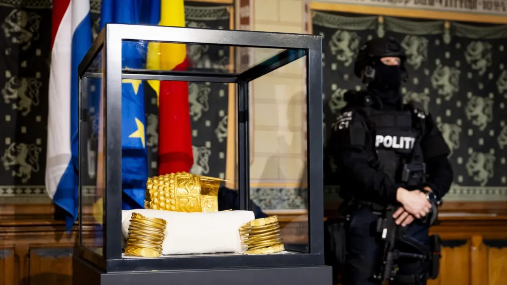 Nalezená přilba z Cotsofenešti a dva náramky