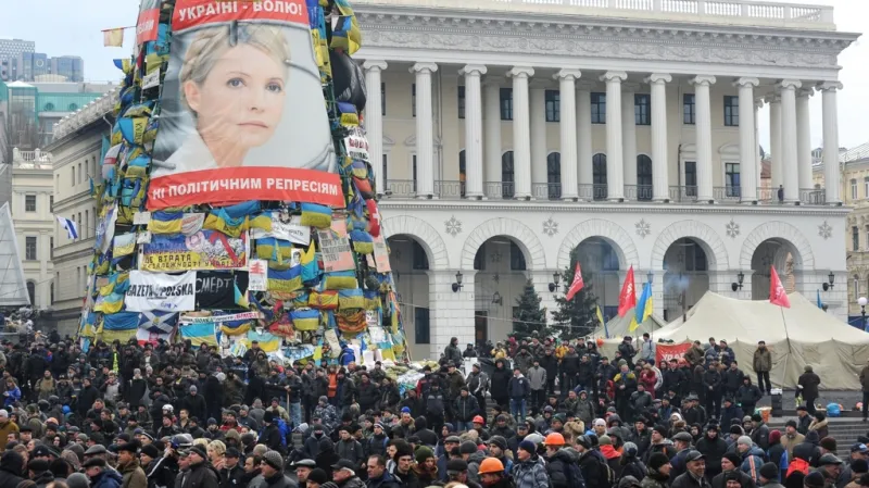 Náměstí Nezávislosti vyčkává na aktuální zprávy z parlamentu