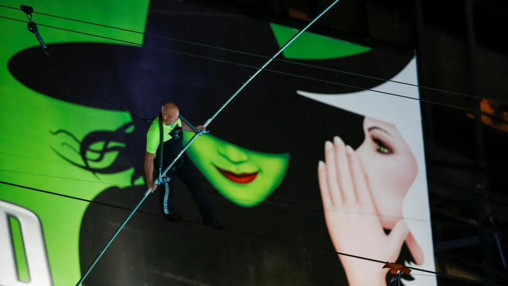 Může to vypadat, že jde o technika údržby plakátovacích ploch, ale realita je jiná. Nad slavným Times Square se objevili provazochodci