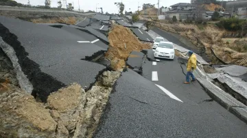 Silné zemětřesení zdevastovalo vozovky