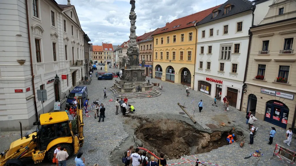 Propadlá dlažba v Kutné Hoře