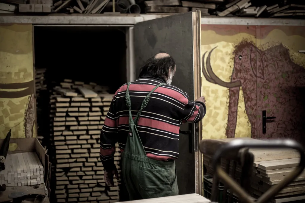 Hlavní dřevinou, která se pro výrobu využívá, je lehčí a levnější habr a těžší, dražší hikor. Habr se pěstuje v českých podmínkách, ale hikor je rozšířen převážně v Severní Americe a východní Asii. Důležité je dřevo nechat zhruba rok odležet a dosušit v sušárně, jak ukazuje fotografie