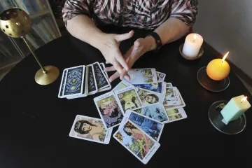 Muž se vydával za kartářku a jasnovidku. Od důvěřivých lidí vylákal skoro dva miliony korun