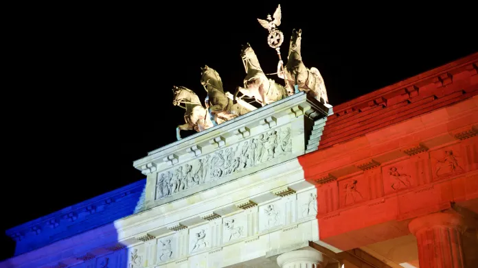 Francouzská trikolora na symbolu Berlína (14. listopadu 2015)