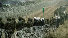 Polští vojáci a policisté na hranici s Běloruskem blízko obce Kuźnica