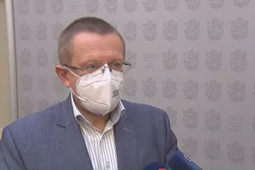 Přibývá asi sto tisíc nakažených covidem-19 denně, odhaduje šéf ÚZIS Dušek
