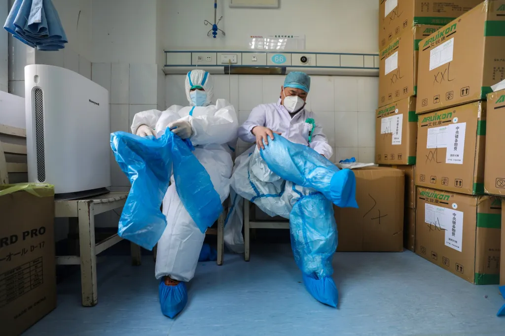 Příprava zdravotníků na péči o pacienty s koronavirem probíhá ve speciálně izolovaném pokoji. Fotografie je z nemocnice ve Wu-chanu, kde došlo k prvnímu záchytu viru