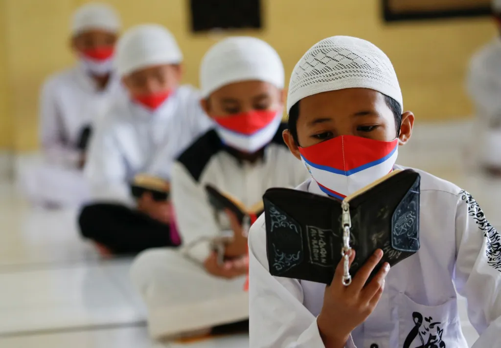 Muslimští studenti z internátní školy Daarul Qur'an Al Kautsar v indonéském Bogoru v provincii Západní Jáva studují Korán