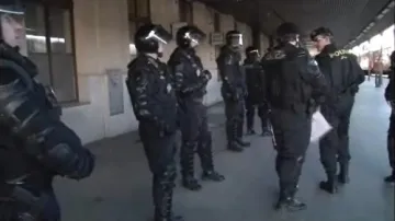 Policisté hlídkují na nádraží