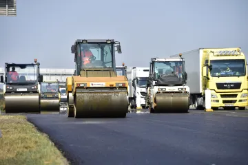 Opravená D1 u Prahy se otevírá. Stavba mostu ale na dvě noci omezí provoz u Větrného Jeníkova