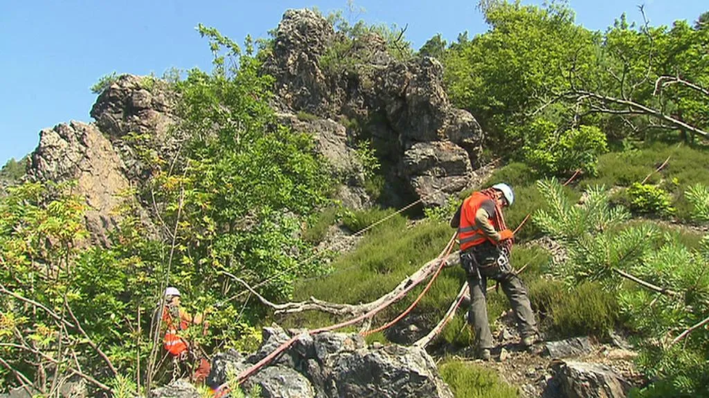 Horolezci ostraňují nebezpečné kameny v Šáreckém údolí