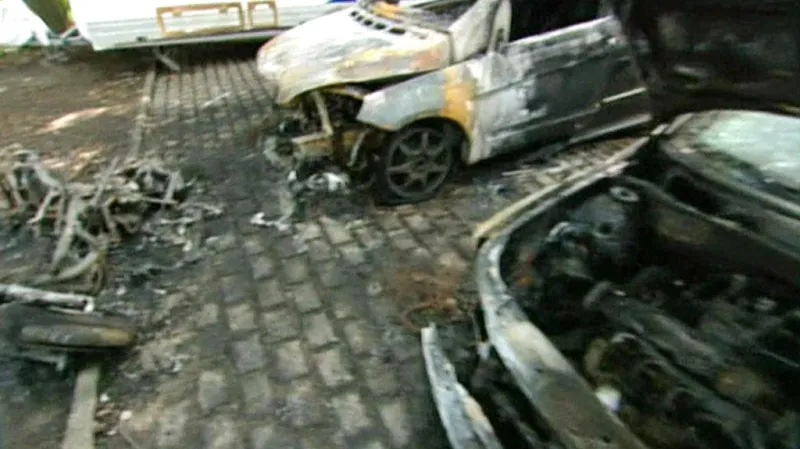 Ohořelé vraky aut v berlínských ulicích