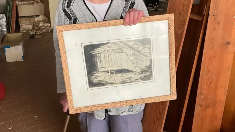 Dagmar Šafrová ukazuje obrázek úkrytu pod senem